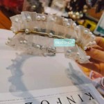 Pinza con forma de mariposa con perlas